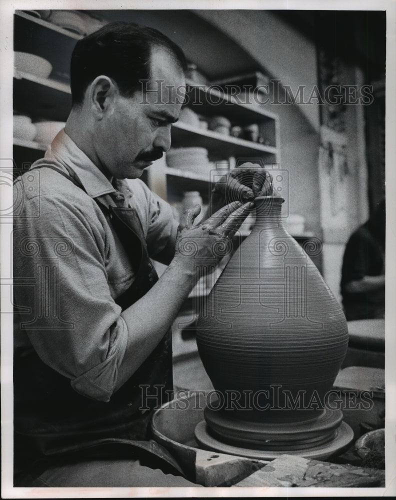 1964 Press Photo Abraham Cohn at his potter&#39;s wheel- Historic Images