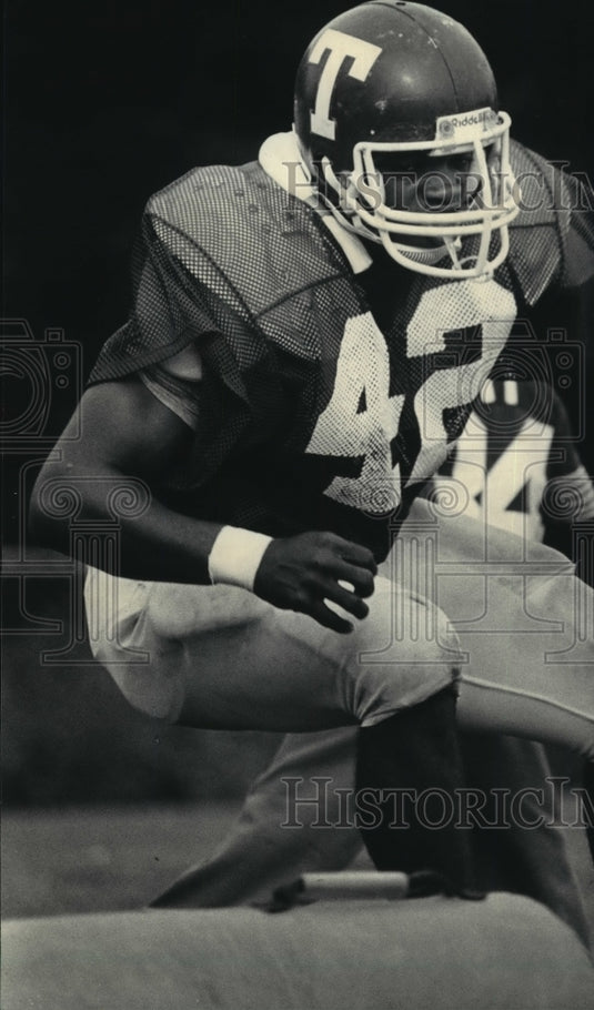 1988 Press Photo Keombani Coleman at football practice - mja77744- Historic Images