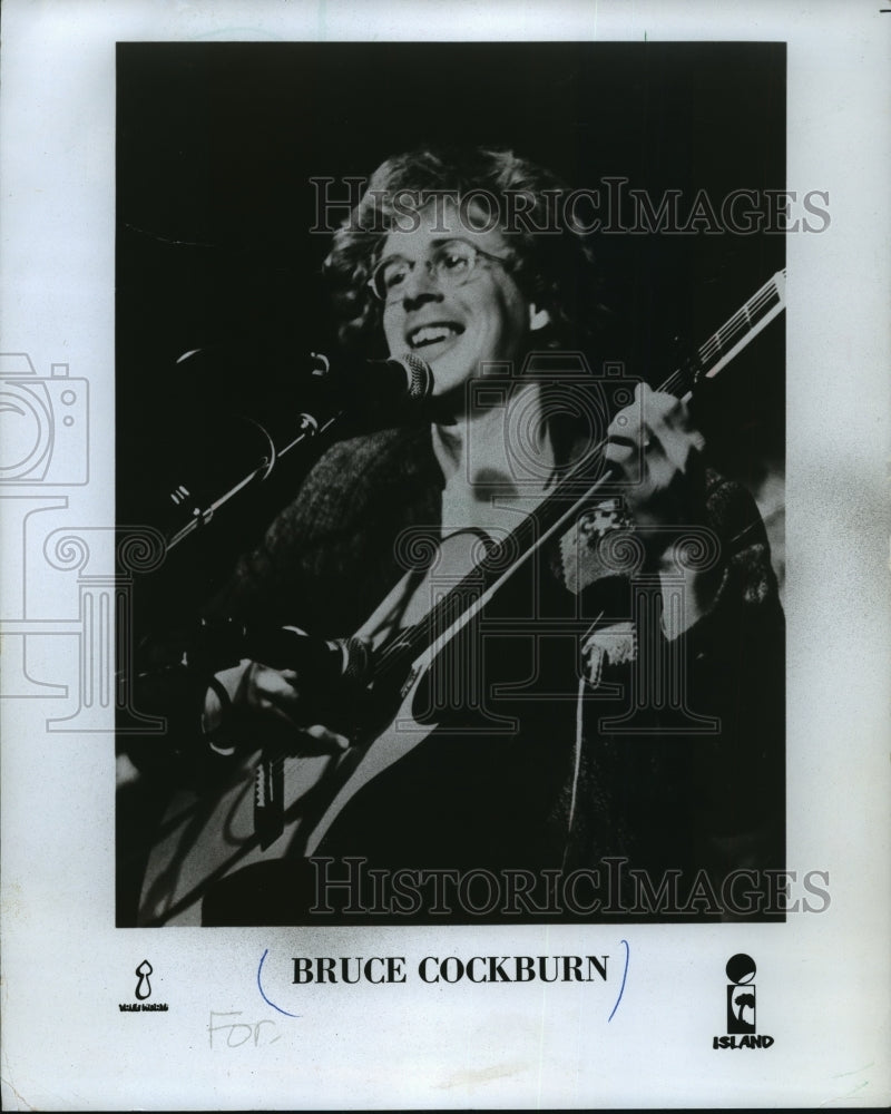 1986 Press Photo Bruce Cockburn Singing and Playing the Guitar- Historic Images