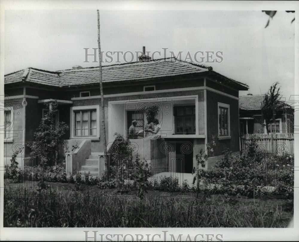 1964 Press Photo &quot;New House&quot; in Farmer&#39;s Village of Bojurovo in Bulgaria- Historic Images