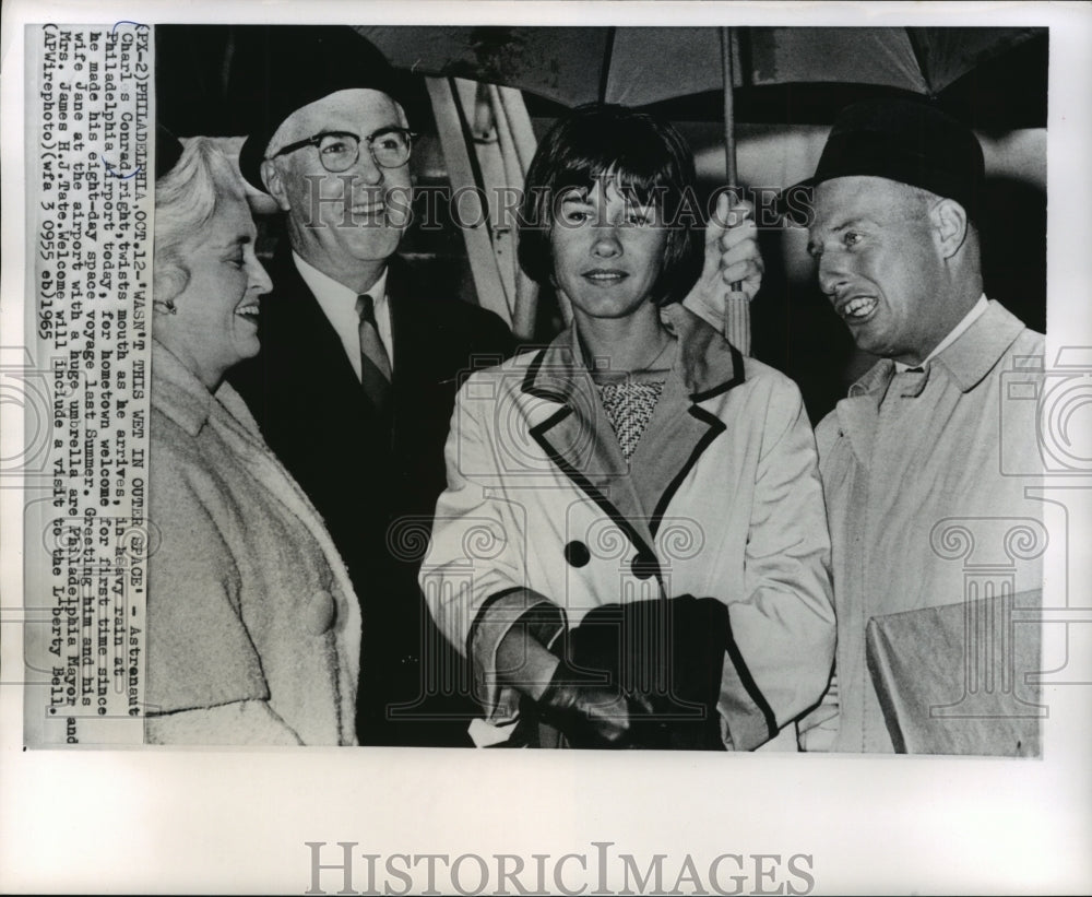 1965 Press Photo Astronaut Charles Conrad With Wife Jane and Philadelphia Mayor- Historic Images