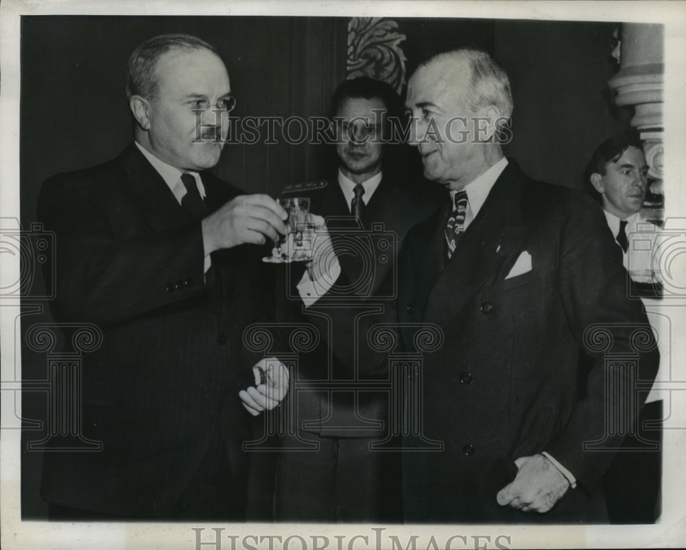 1945 Press Photo Vyacheslav Molotov &amp; James Byrnes drink a toast, in Moscow- Historic Images