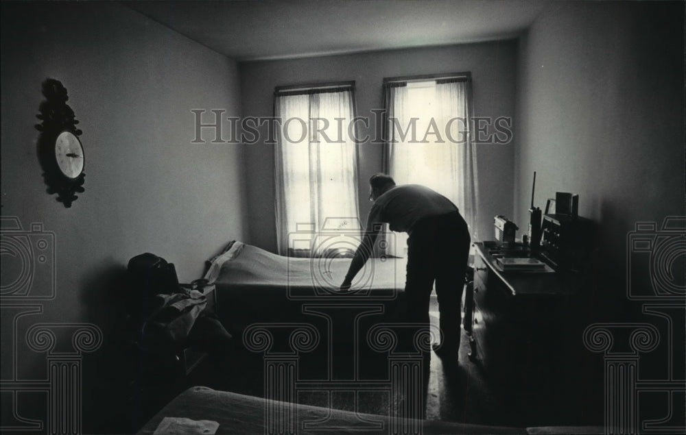 1985 Press Photo Clark House resident preparing room- Historic Images