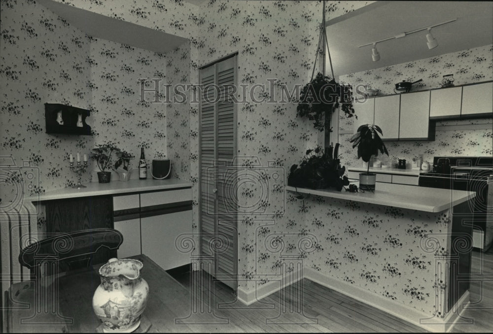 1987 Press Photo Kitchen remodeled in 1920&#39;s complex, Milwaukee, Wisconsin- Historic Images