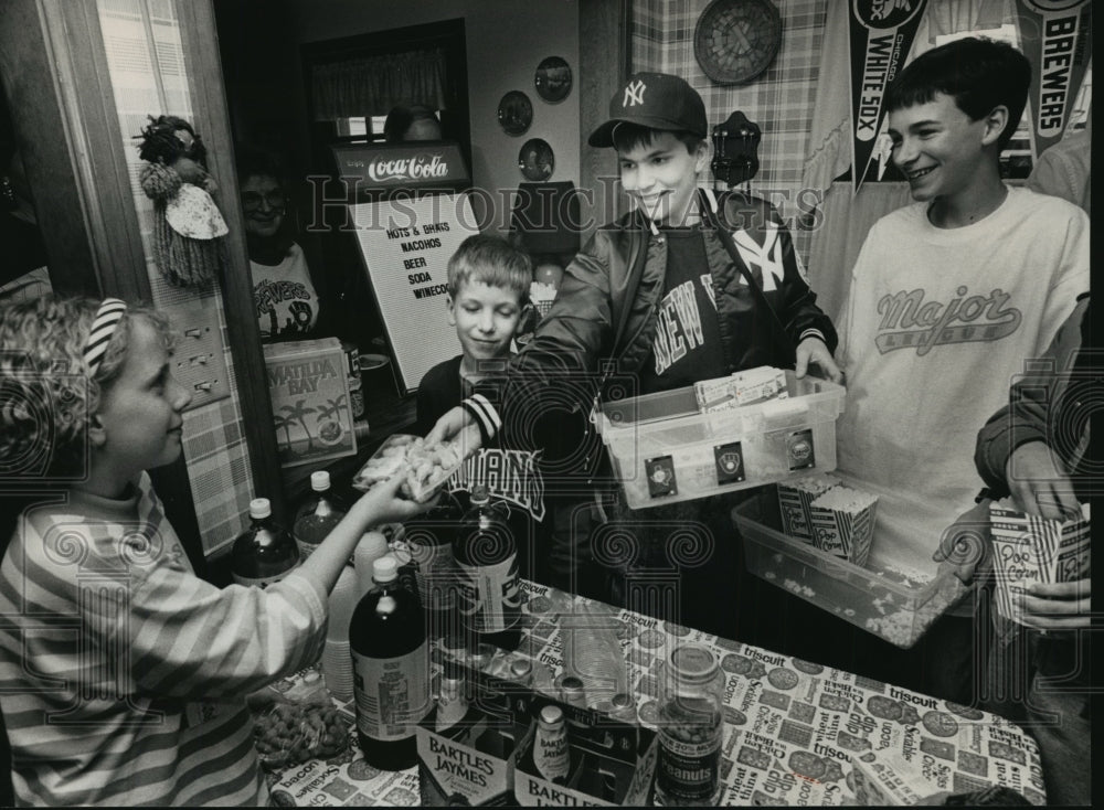 1989 Press Photo Ptaszek Boys Work Home Concessions for a "Major League" Party- Historic Images