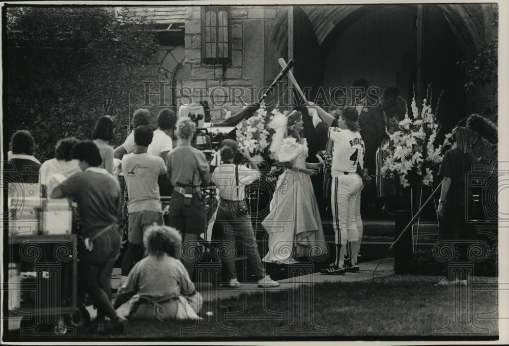 1988 Press Photo Renee Russo Film a Scene in &quot;Major League&quot; in Whitefish Bay- Historic Images