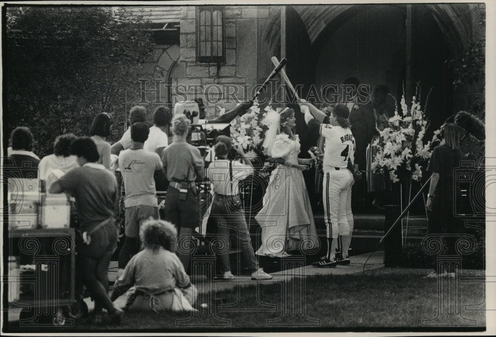1988 Press Photo Renee Russo Film a Scene in "Major League" in Whitefish Bay- Historic Images
