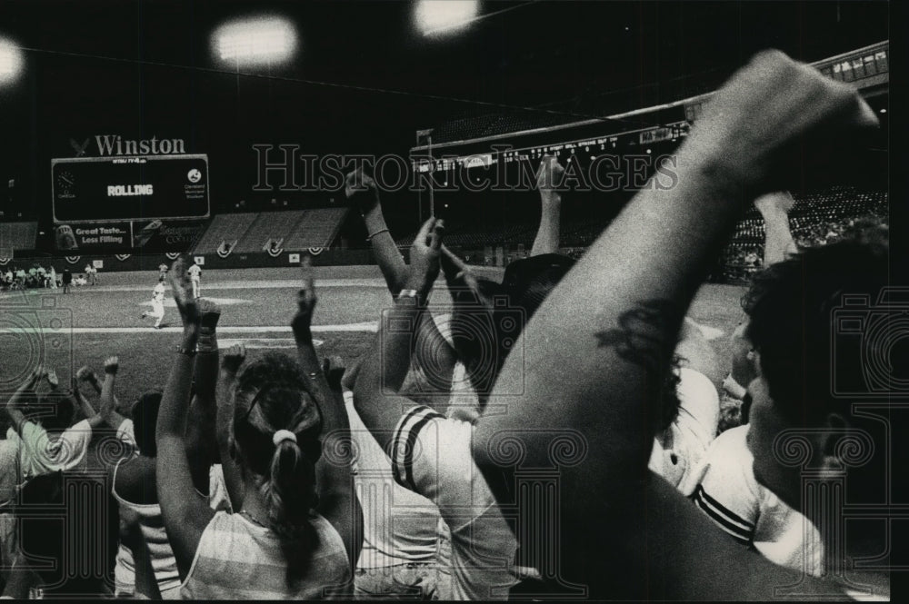 1988 Press Photo Crowd at County Stadium Followed Instructions with Enthusiasm- Historic Images