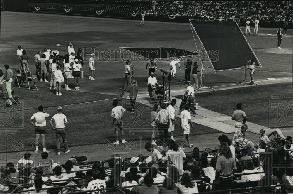 1988 Press Photo Thousands of Unpaid Extras in the Stands for "Major League"- Historic Images