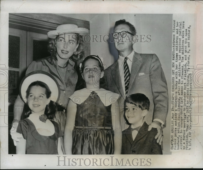 Load image into Gallery viewer, 1957 Press Photo Paul, Sharon, Susan, &amp; Richard Clemons With Eleanor Parker
