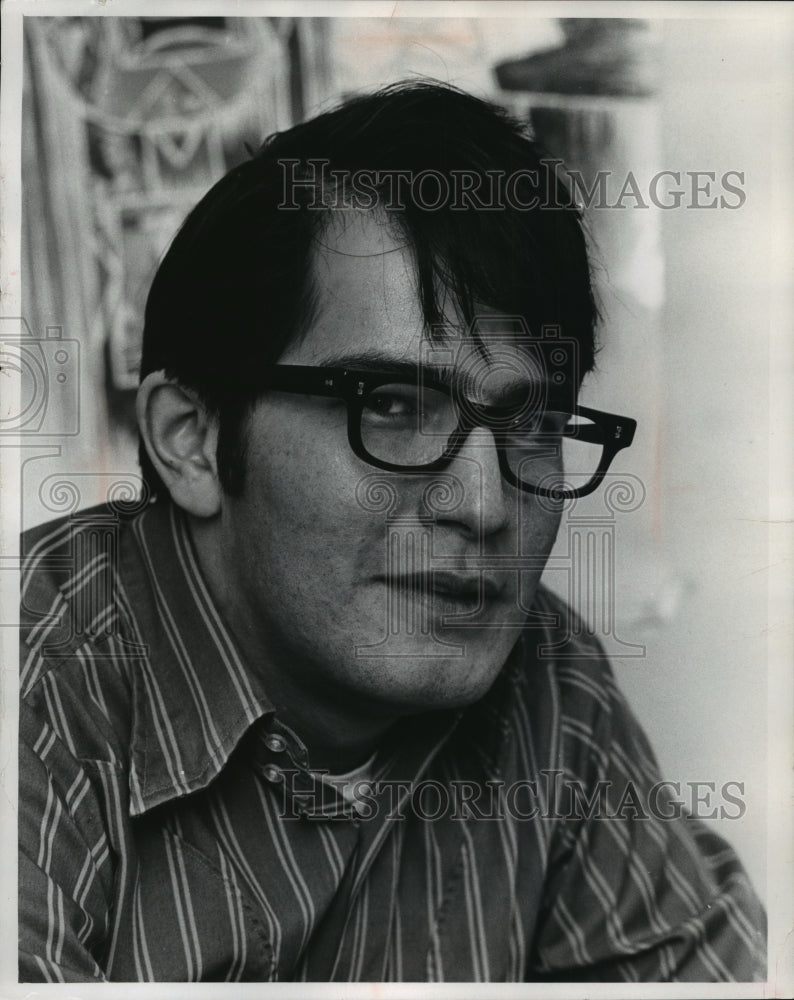 1971 Press Photo Mike Connors, worker at Midtown Social Services.- Historic Images