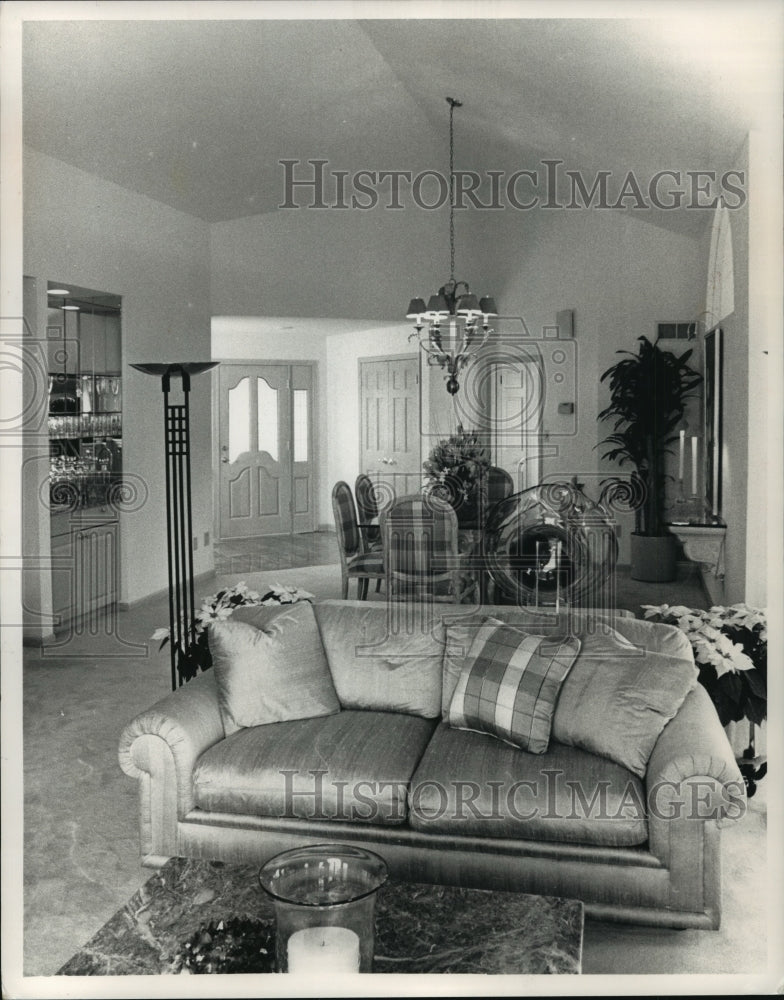 1989 Press Photo Living Area of The Grove condominium model- Historic Images