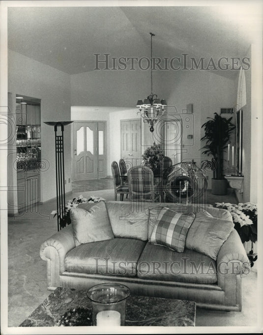 1989 Press Photo Living Area of The Grove condominium model- Historic Images