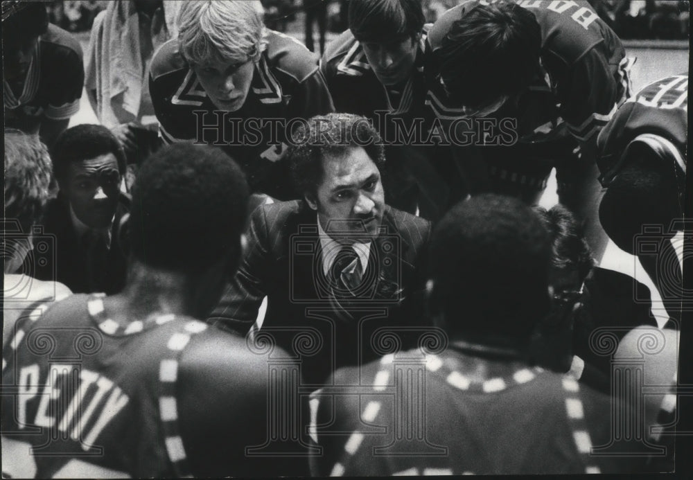 1978 Press Photo Wisconsin Bill Coifed giving the Badgers a stern lecture.- Historic Images
