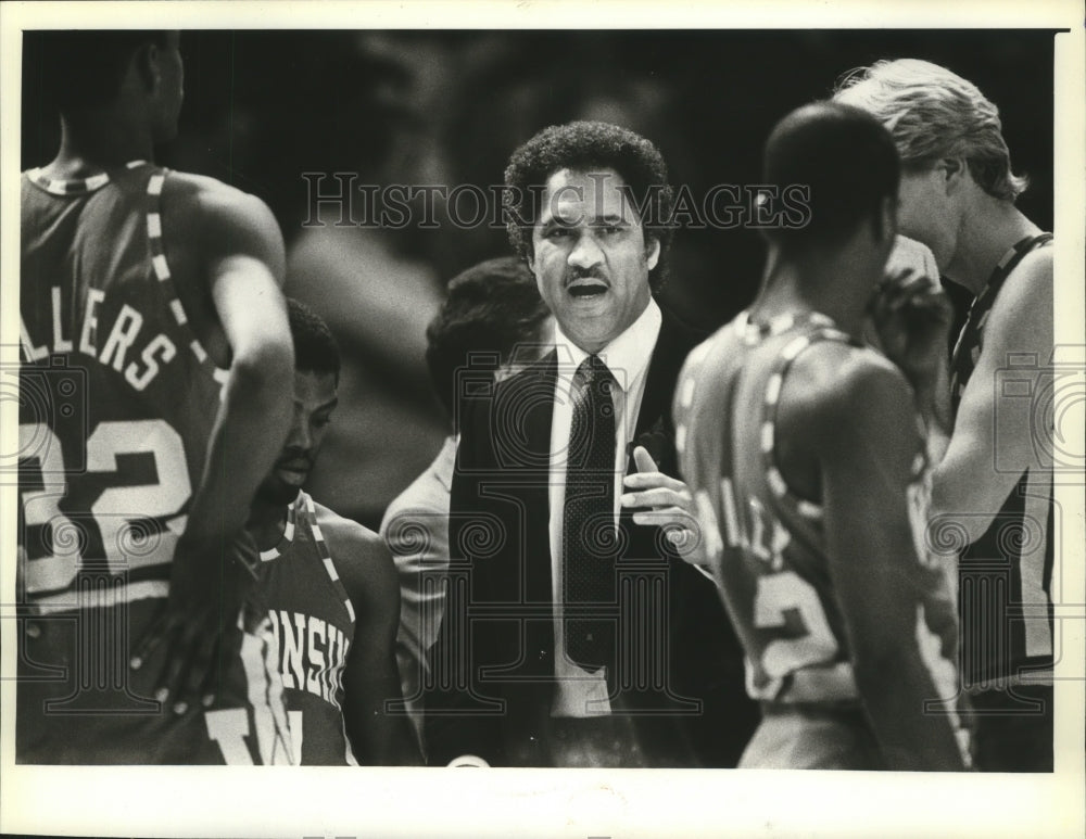 1982 Press Photo Basketball coach Bill Cofield gives instructions to the players- Historic Images