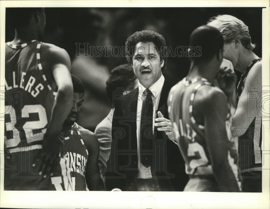 1982 Press Photo Basketball coach Bill Cofield gives instructions to the players- Historic Images