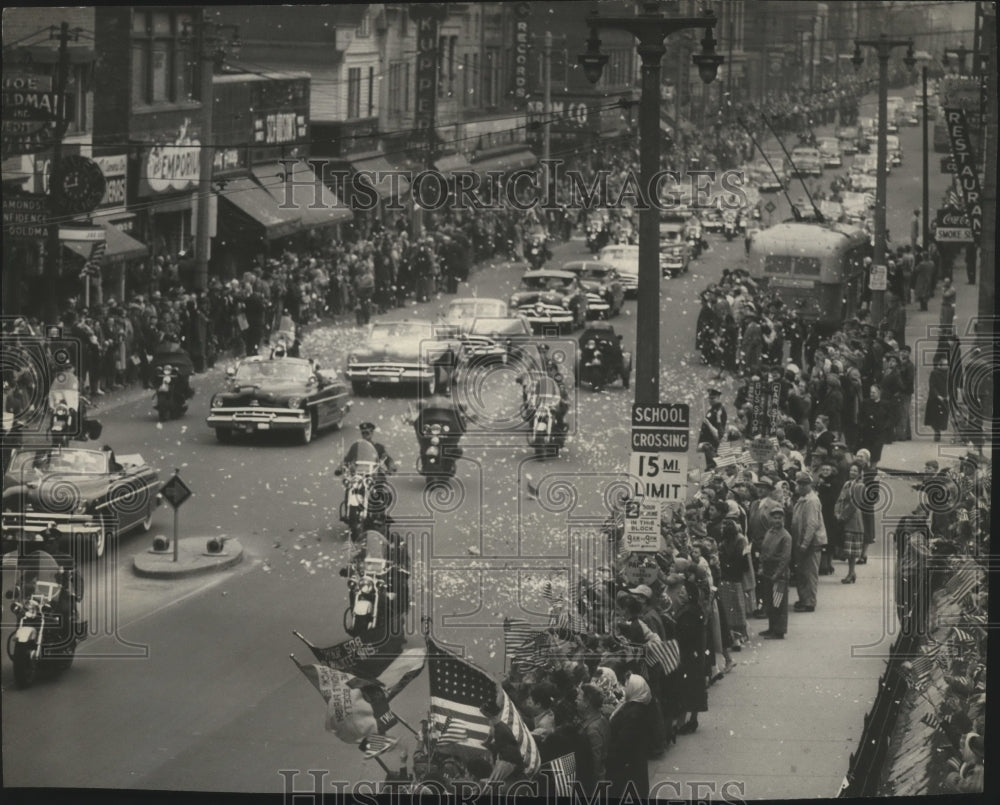 1951 Press Photo A welcoming parade for Gen. MacArthur, in Milwaukee - mja79293- Historic Images