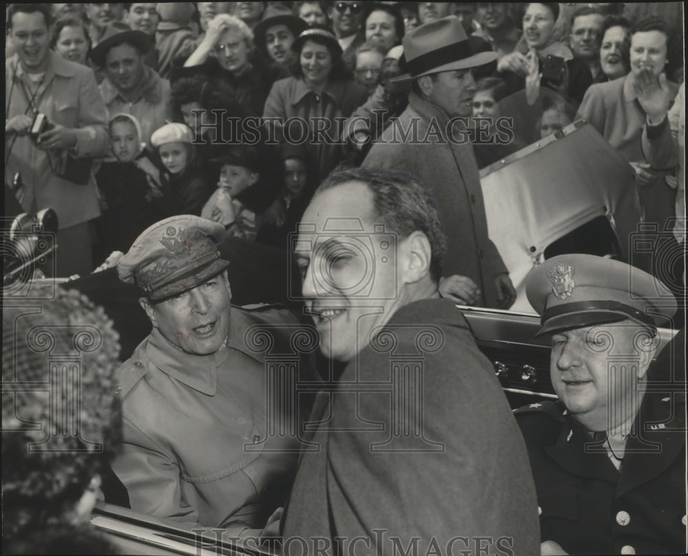 1951 Press Photo Gen. Douglas MacArthur is greeted to Milwaukee with a parade- Historic Images