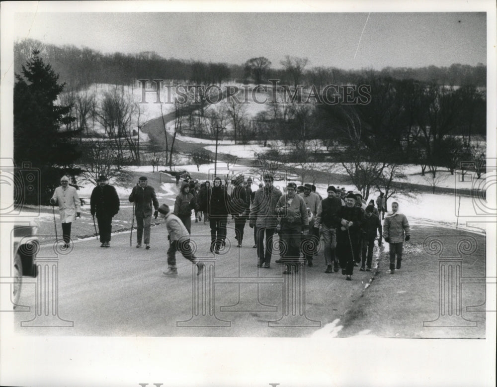 1964 Press Photo John Doyne hiking through Whitnall park Sunday afternoon- Historic Images