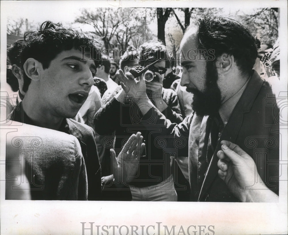 1967 Press Photo Protestors at University of Wisconsin arguing- Historic Images