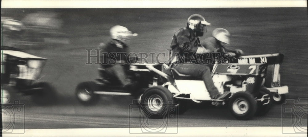 1986 Press Photo a lawn mower race at the track of Cooper's Lake Raceway- Historic Images