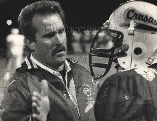 1988 Press Photo football coach Ed Baumann gives center Matt Kaminski advice- Historic Images