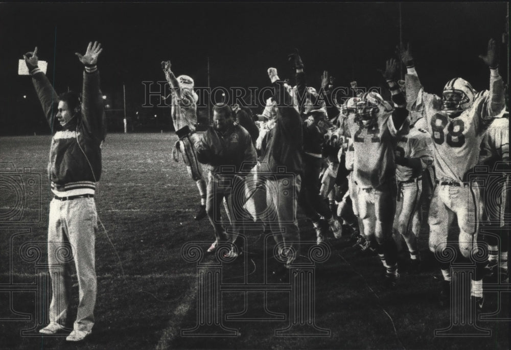 1990 Press Photo Football Coach Bill Young and Crusaders defeat Marquette- Historic Images