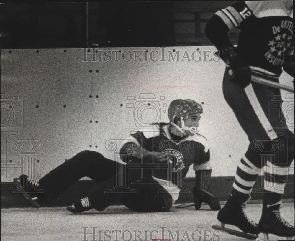 1975 Press Photo Linda Leaf playing hockey in Milwaukee- Historic Images