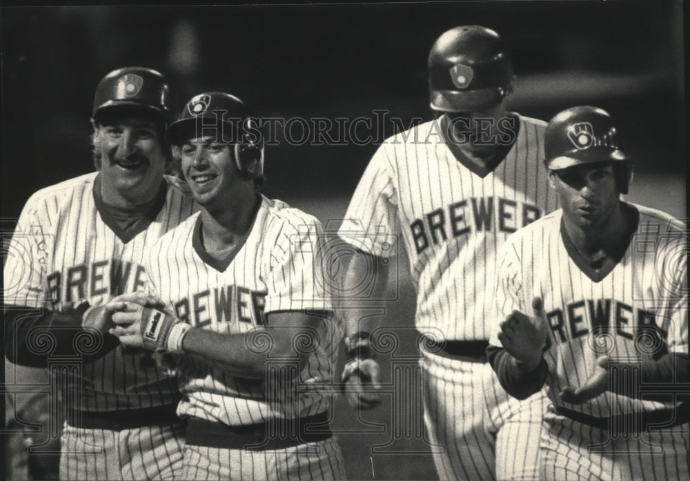 1987 Press Photo Milwaukee Brewers baseball players celebrate after grand slam- Historic Images