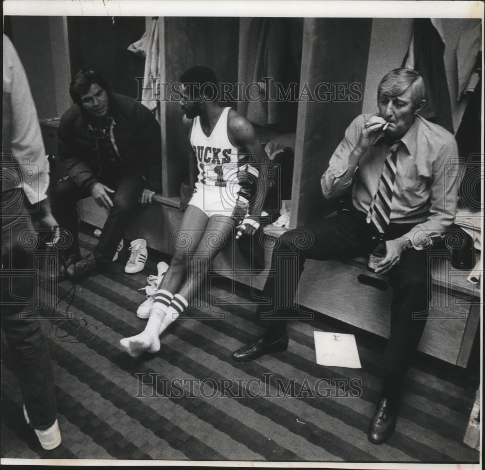 1980 Press Photo John Kiliea happy after Milwaukee basketball win over San Diego- Historic Images