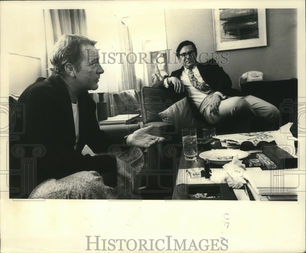 1968 Press Photo Richard Burton meeting with Jim Benton- Historic Images