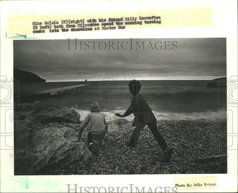 1983 Press Photo Boys playing with rocks at Sister Bay in Door County.- Historic Images