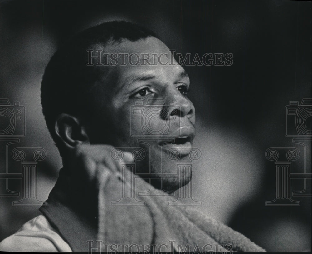 1985 Press Photo Terry Cummings, reflected on the Bucks at Milwaukee Arena- Historic Images