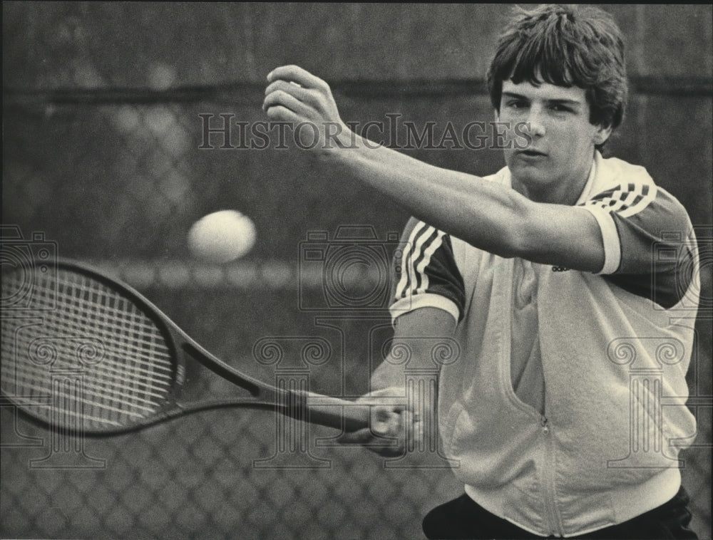 1984 Press Photo Jeff Wiegand returning the tennis ball in a practice match.- Historic Images