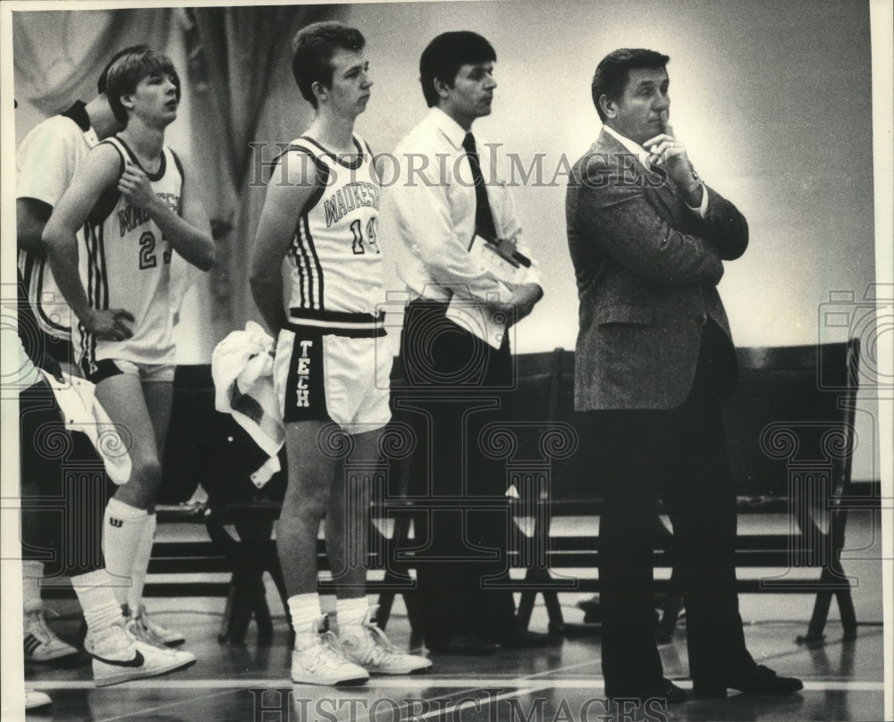 1985 Press Photo Coach Wally Wiese with WCTI basketball players, start of game- Historic Images