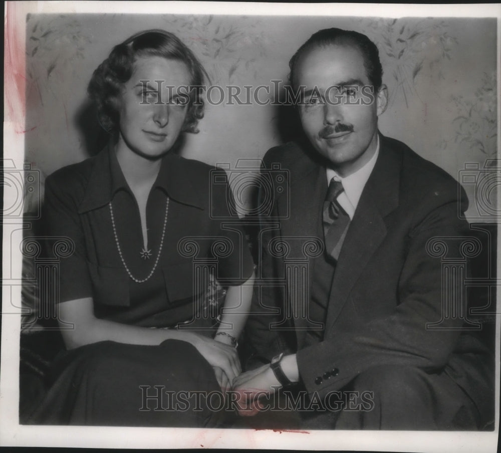 1951 Press Photo Archduke Otto of Hapsburg poses with wife Princess Regina