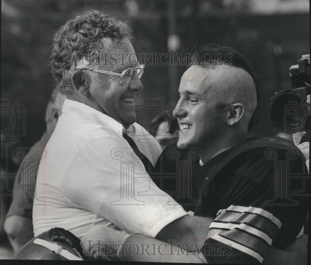 1978 Press Photo Carrol College Football Coach Mark Williams hugs a player- Historic Images