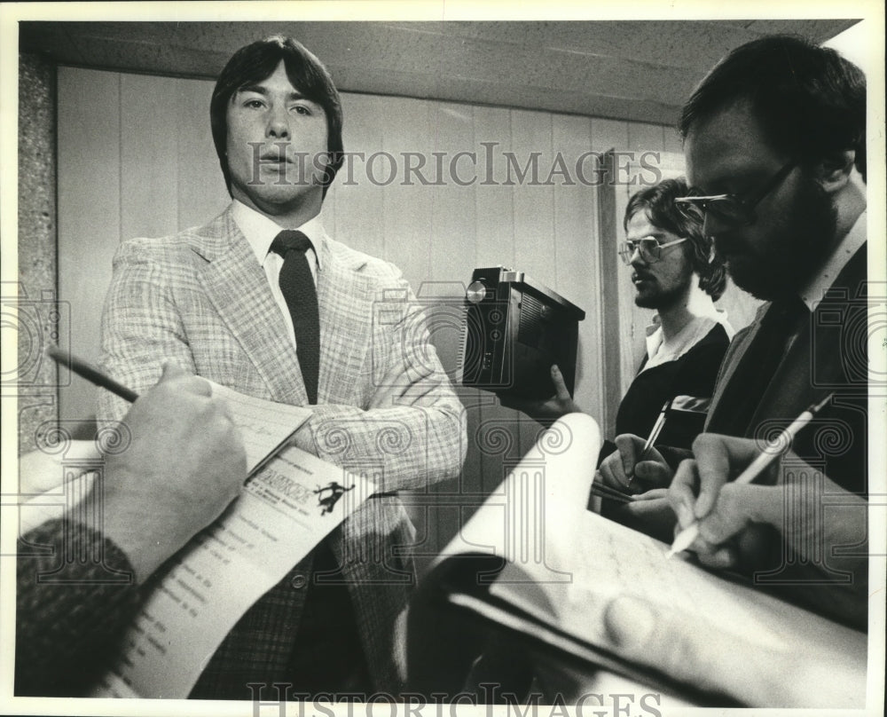 1980 Press Photo Acting Head Basketball Coach Jay Williams talks to reporters- Historic Images