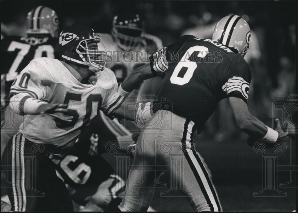 1988 Press Photo Quarterback Marc Wilson tries to evade the Chiefs&#39; Jack Del Rio- Historic Images