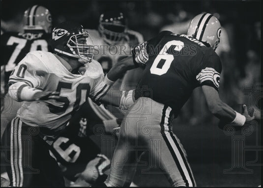 1988 Press Photo Quarterback Marc Wilson tries to evade the Chiefs' Jack Del Rio- Historic Images
