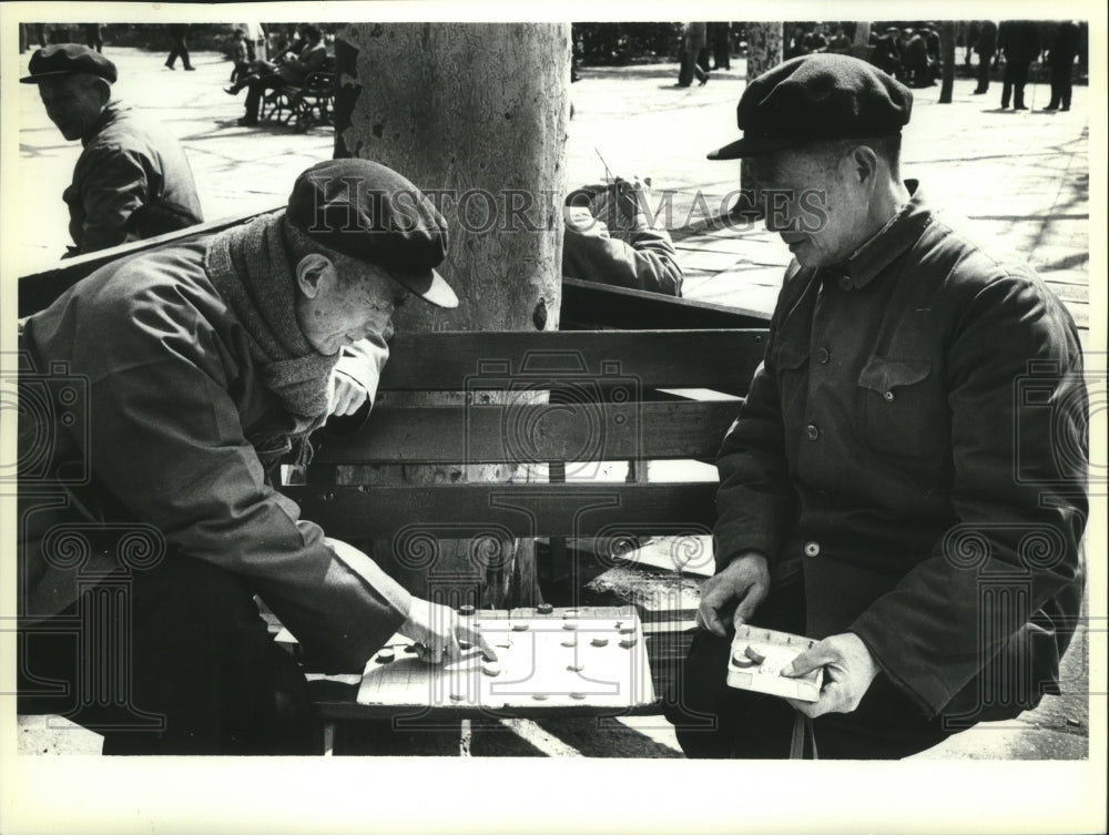 1979 Press Photo Men playing checkers in Shanghai&#39;s People&#39;s Park - mja79990- Historic Images