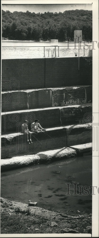 1988 Press Photo Brothers fishing the lowered water levels of Mississippi River - Historic Images