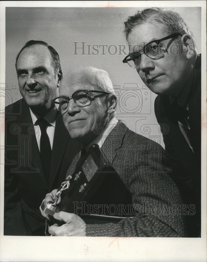 1971 Press Photo Newell B. Conant receives plaque honoring service to Boy Scouts- Historic Images