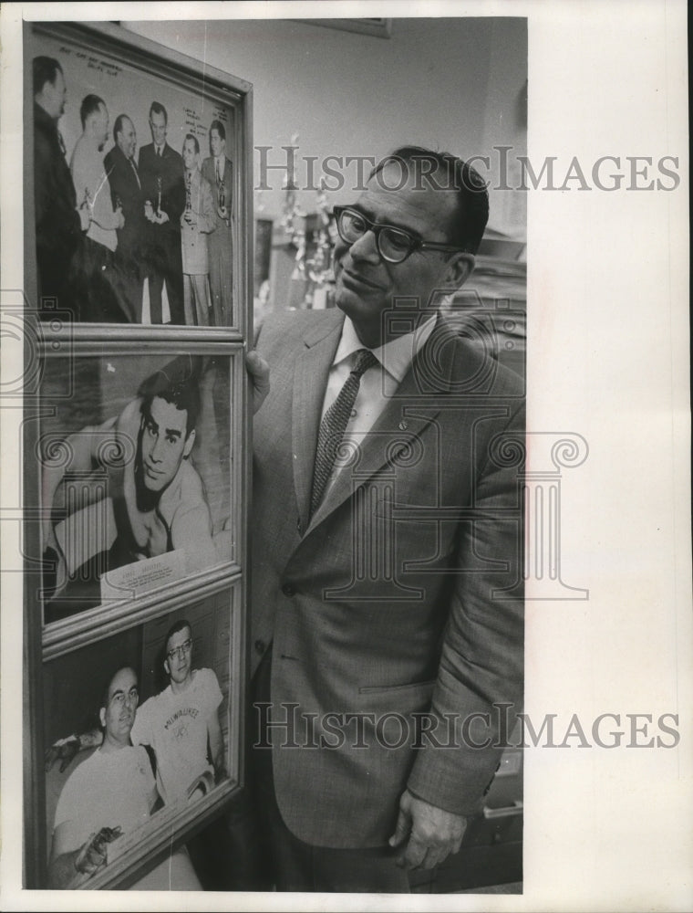 1969 Press Photo Larry Lederman displaying some of his prized possessions- Historic Images