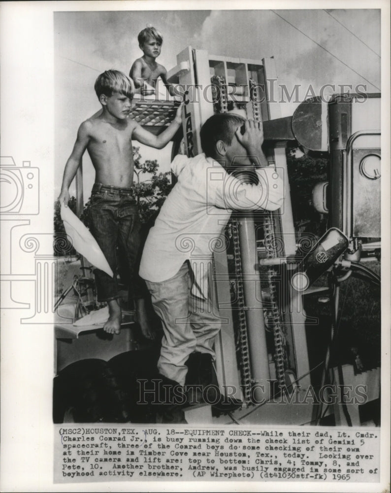 1965 Press Photo Astronaut Charles Conrad and his three sons in Houston, Texas- Historic Images