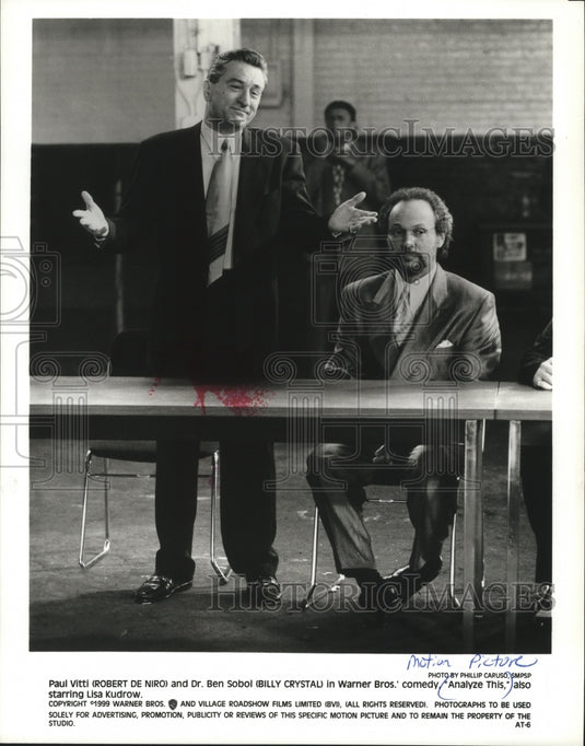 1999 Press Photo Robert De Niro and Billy Crystal in Movie "Analyze This"- Historic Images