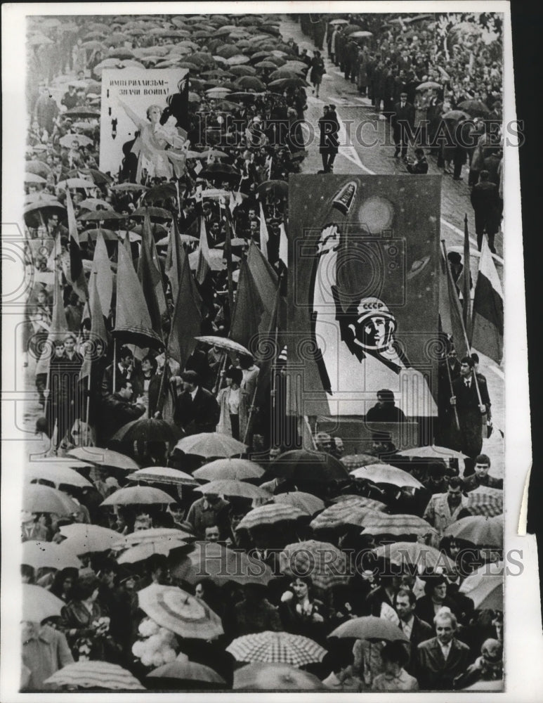 1968 Press Photo "Great October Socialist Revolution" 51st anniversary march