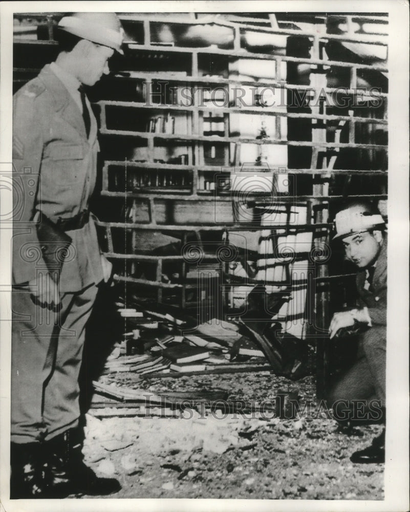 1968 Press Photo Brazilian Police Inspecting Bomb at US Information Library- Historic Images