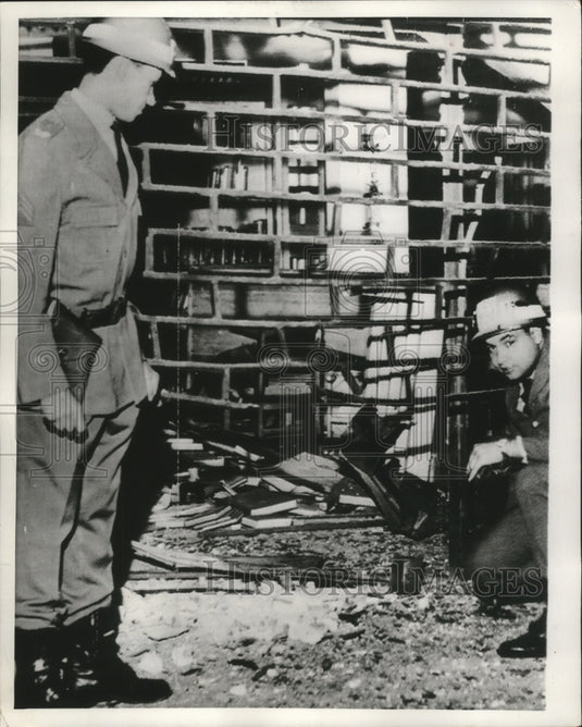 1968 Press Photo Brazilian Police Inspecting Bomb at US Information Library- Historic Images