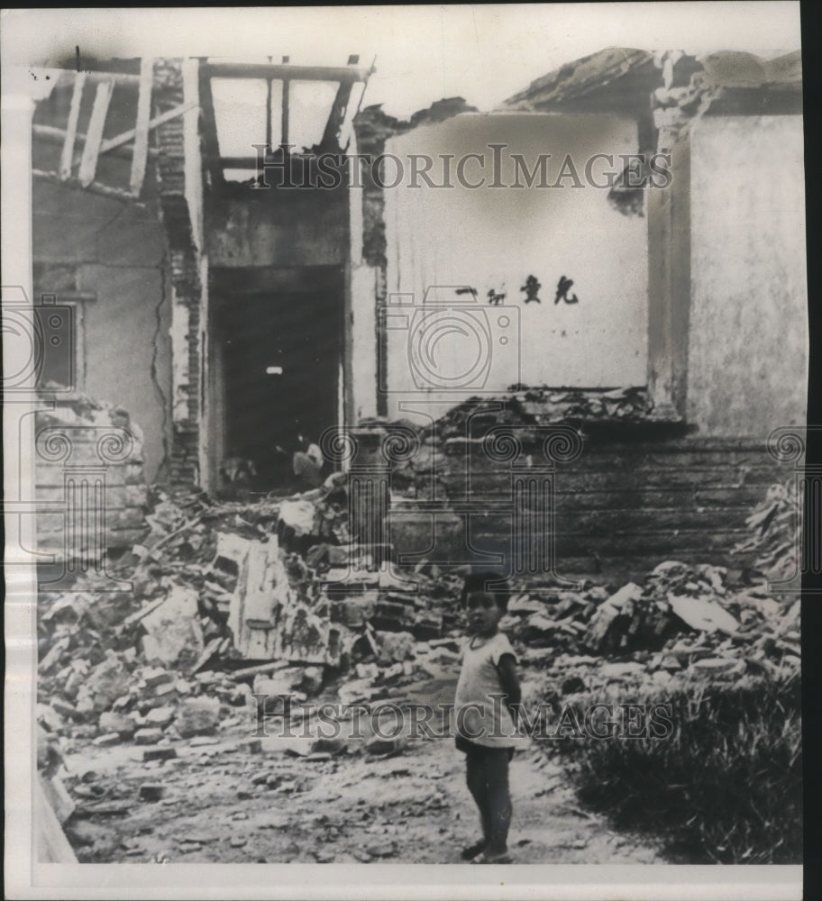 1958 Press Photo A little Chinese girl stands outside bombed school wreckage- Historic Images